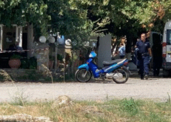 Tjetër krim në familje trondit Greqinë, 54-vjeçari qëllon me 8 plumba gruan në lokalin e vëllait