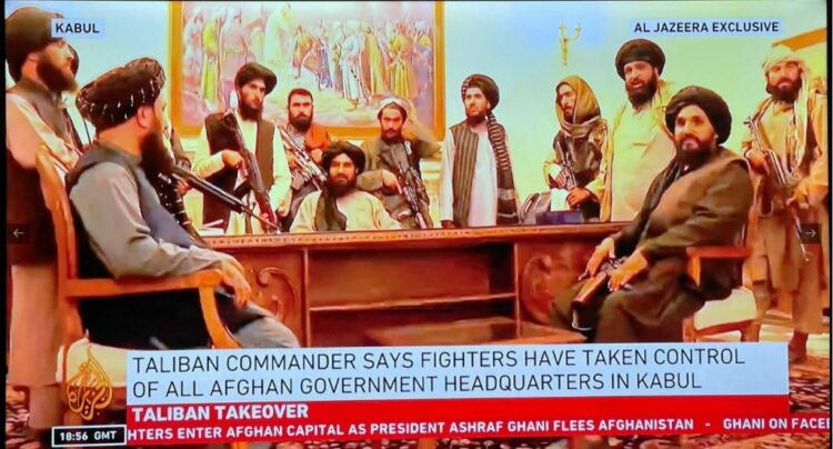E pushtuan totalisht/ Talebanët bëjnë foto nga zyra e presidentit të Afganistanit