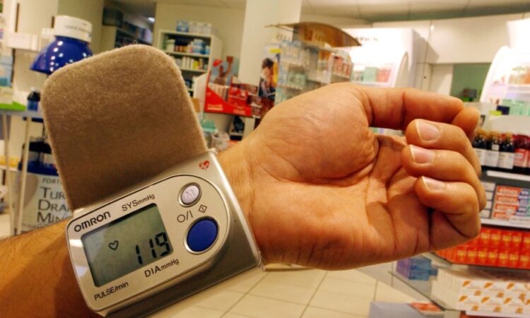 OBSH: Rreth 1.3 miliard njerëz jetojnë me tension të lartë të gjakut