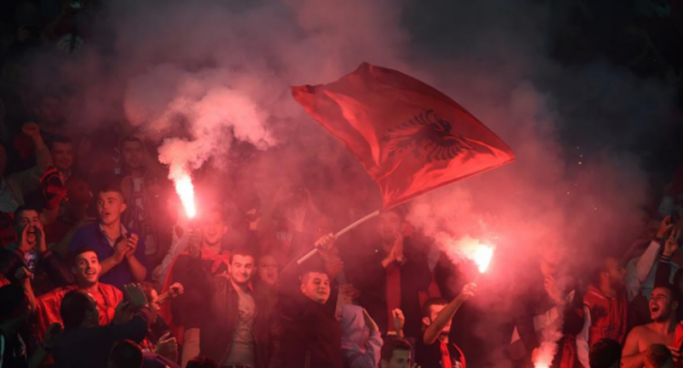 FOTO/ “Tifozët kuq e zi” reagojnë pas hedhjes së tymueses në koncertin e Bregoviç