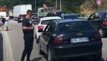 Përplasen dy automjete në tunelin Elbasan-Tiranë, mbeten të lënduar 5 persona, 2 prej tyre fëmijë