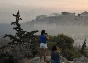 Qielli bëhet gri pas zjarreve, ekspertët japin alarmin: Në ajër ka grimca kancerogjene