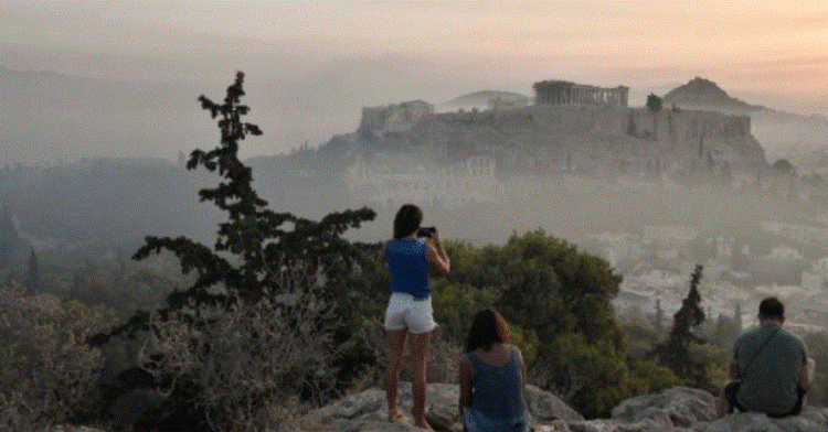 Qielli bëhet gri pas zjarreve, ekspertët japin alarmin: Në ajër ka grimca kancerogjene