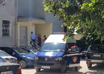 “Skemë për azil”, Gjykata e Dibrës lë në burg vëllanë e Elton Debreshit, i vuri tritol në makinë