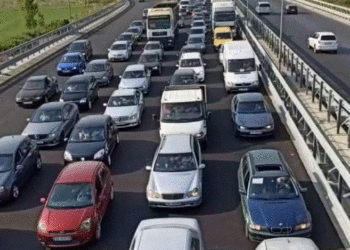 Mijëra shqiptarë të Kosovës dynden drejt bregdetit, trafik në aksin Milot-Lezhë