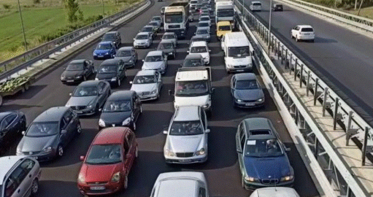 Mijëra shqiptarë të Kosovës dynden drejt bregdetit, trafik në aksin Milot-Lezhë