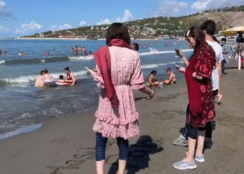 Pas mbërritjes në Shëngjin, afganët dalin shijojnë plazhin