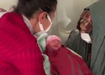 Pa asnjë mjek në bord, 26-vjeçarja afgane sjell në jetë fëmijën e saj në avion