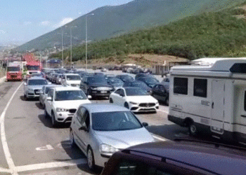 Bregdeti shqiptar më i preferuari, radhë të gjata automjetesh në kufirin Kosovë-Shqipëri