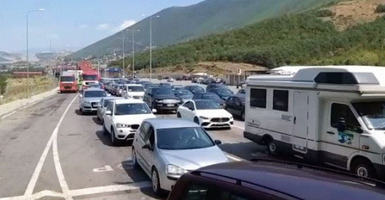 Bregdeti shqiptar më i preferuari, radhë të gjata automjetesh në kufirin Kosovë-Shqipëri