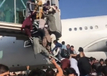 ‘Të gjithë kërkojnë të largohen!’ Kaos në aeroportin e Kabulit, raportohet një fëmijë i vdekur