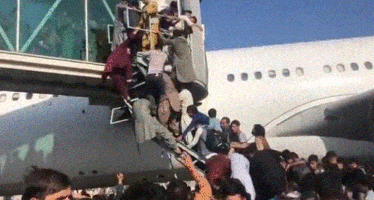 ‘Të gjithë kërkojnë të largohen!’ Kaos në aeroportin e Kabulit, raportohet një fëmijë i vdekur