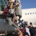 ‘Të gjithë kërkojnë të largohen!’ Kaos në aeroportin e Kabulit, raportohet një fëmijë i vdekur