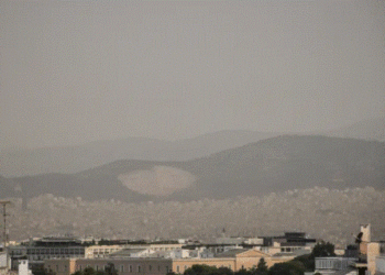 Pamjet apokaliptike nga sateliti në Greqi: Reja mbulon Athinën, tymi nga zjarret shkon deri në Afrikë