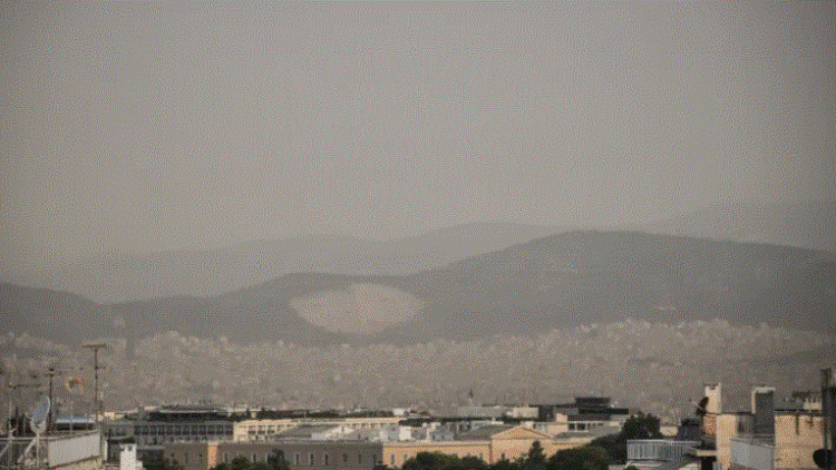 Pamjet apokaliptike nga sateliti në Greqi: Reja mbulon Athinën, tymi nga zjarret shkon deri në Afrikë