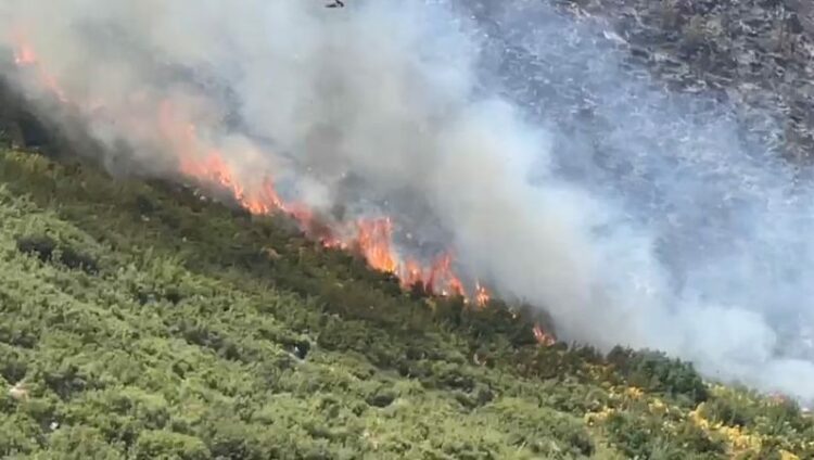 Ndërpritet operacioni i shuarjes së zjarrit në Dukat të Ri, rrezikohet ushtria