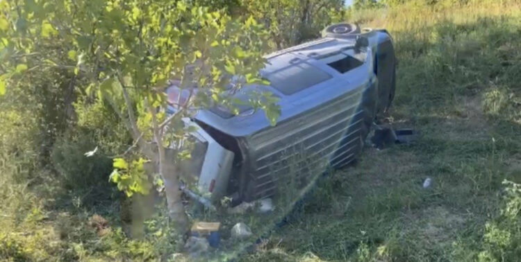 Makina del nga rruga në Ulëz, plagosen 6 persona, me urgjencë drejt Tiranës