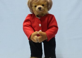 Largohet pasi shërbeu për 16 vite, fabrika gjermane krijon arushin “Angela Merkel”