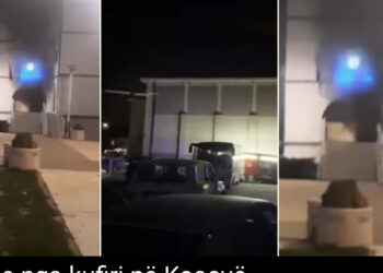 Shënohen tensionet e para në pikat kufitare në Kosovë, digjet qendra e regjistrimit në Zubin Potok, hidhen dhe granata dore në Zveçan