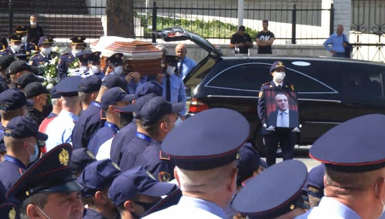 Nisin homazhet për nënkomisarin Saimir Hoxha, trupi do të prehet tek “Varrezat e Dëshmorëve”