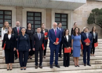 Pas betimit te Meta, Rama dhe ministrat ecin në këmbë drejt kryeministrisë, ndryshon tradita e fotos