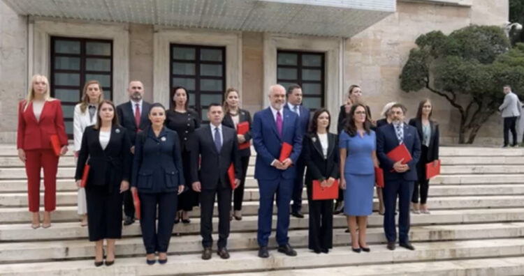 Pas betimit te Meta, Rama dhe ministrat ecin në këmbë drejt kryeministrisë, ndryshon tradita e fotos