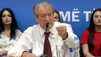 Berisha sulmon Bashën nga Vlora: E ka kapur prej fyti Rama