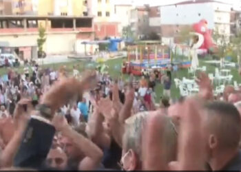 Sali Berisha pritet me ovacione në Fier, demokratët dalin kundër Bashës: IK!