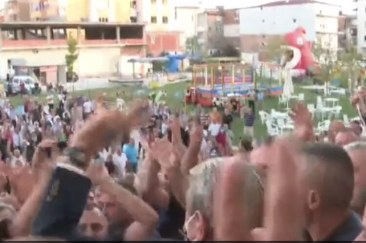 Sali Berisha pritet me ovacione në Fier, demokratët dalin kundër Bashës: IK!