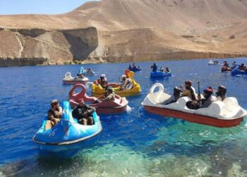 Me armë e granata në duar, talebanët s’kanë të ndalur, lundrojnë me varka në liqen