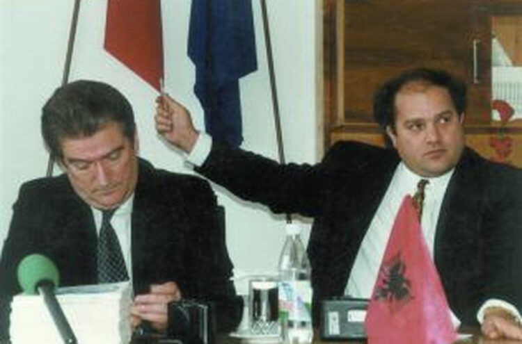 Sali Berisha: Azem, ti je gjallë, të flakim në kosh veglën në krye të PD, demokratë kokën lart