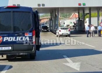 Radhë të gjata makinash në pikën kufitare të Hanit të Hotit, qytetari: S’na lejojnë për të kaluar edhe pse kam bërë Pfizer