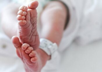 Mjekët ngatërruan binjakët gjatë operacionit, gabimi fatal u merr jetën dy binjakëve