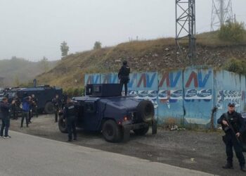 Prag përplasjesh në kufirin Kosovë-Serbi, grupe të mobilizuara serbësh bllokojnë rrugën, mbërrijnë Njësitë Speciale të Prishtinës, mbyllet dogana