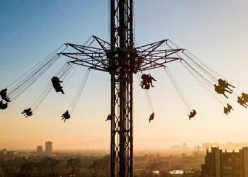 5 vendet që po pranojnë të jetojnë me Covid duke hequr kufizimet