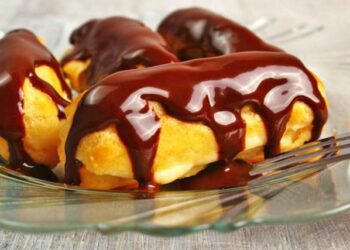 Pse nuk duhet të pini ujë kur hani ëmbëlsira?