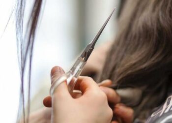 Modelja dëmshpërblehet me 250 mijë €, prerja e keqe e flokëve e la pa punë dhe në depresion