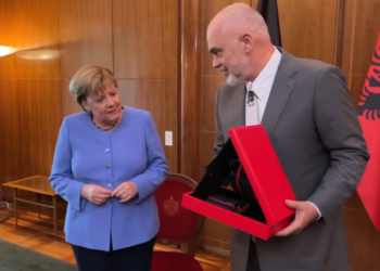 ‘Ylli i Mirënjohjes’/ Rama i jep medalje kancelares gjermane: Danke Angela!