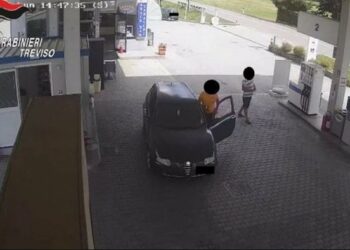 Emrat/ Grabitën një person pranë një pike karburanti në Itali, arrestohen dy shqiptarët