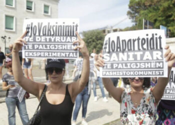 Qytetarët protestojnë në sheshin ‘Nënë Tereza’ kundër vaksinimt të detyrueshëm