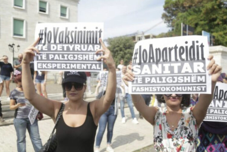 Qytetarët protestojnë në sheshin ‘Nënë Tereza’ kundër vaksinimt të detyrueshëm