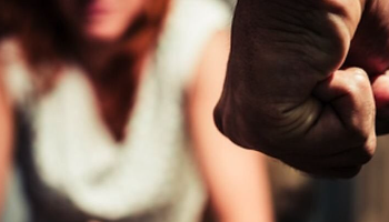 Rrihte bashkëjetuesen e tij 20-vjeçare/ Arrestohet i riu në Korçë