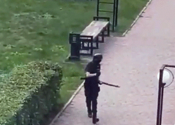 Pamje tronditëse! Momenti kur studentët hidhen nga dritaret për t’i shpëtuar sulmit me armë universitet