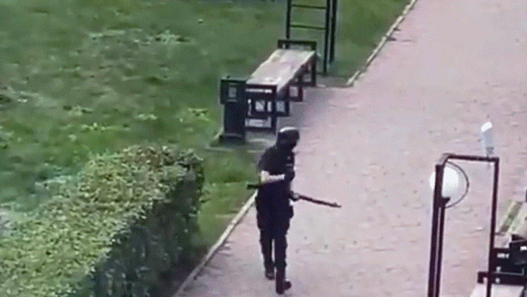 Pamje tronditëse! Momenti kur studentët hidhen nga dritaret për t’i shpëtuar sulmit me armë universitet