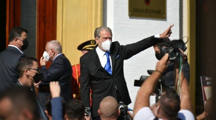 Përjashtimi i Berishës nga grupi parlamentar/ Forumi rinor i PD-së firmos peticionin: Vendimi të shkojë në referendum