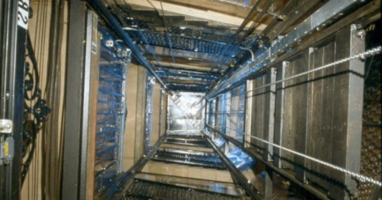 E rëndë, bie ashensori me 5 persona në Astir, mes tyre dhe një grua shtatzënë