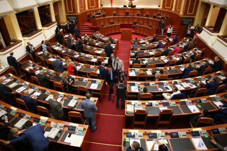 Nisin punën komisionet parlamentare, PD do të jetë e pranishme fizikisht në sallë