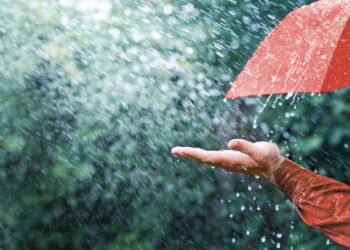 Mos harroni çadrat në shtëpi/ Parashikimi i motit për sot: Shi dhe vranësira