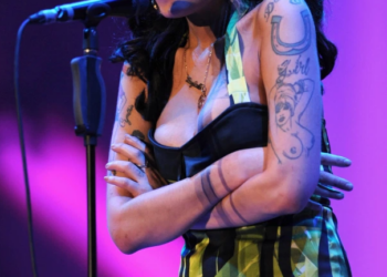 Në ankand fustani i performancës së fundit të Amy Winehouse