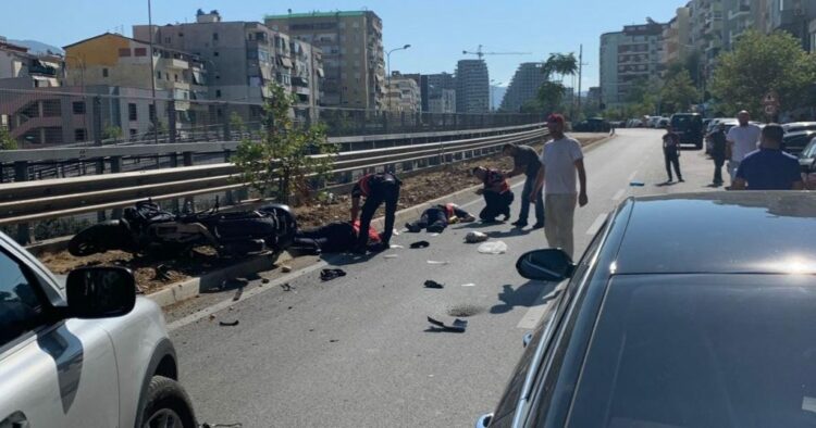 Aksidenti i rëndë te Kopshti Botanik, dy policë të “Shqiponjave” përplasen me motor